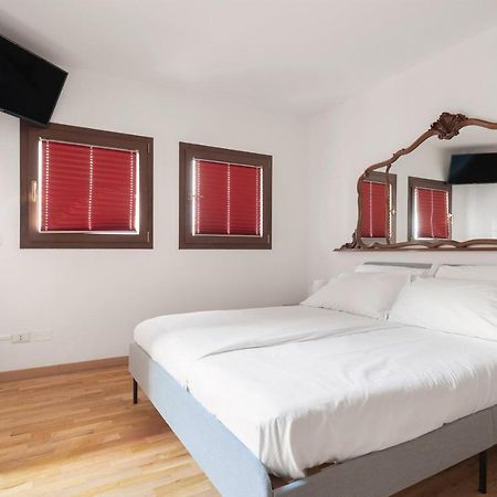 Solemar Sicilia - Palazzo Quaroni Apartment ปาแลร์โม ภายนอก รูปภาพ