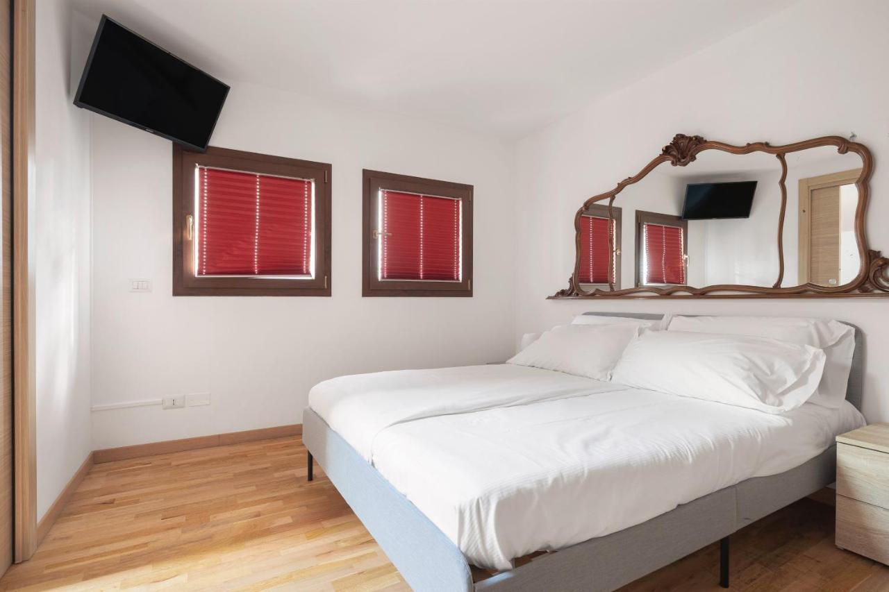 Solemar Sicilia - Palazzo Quaroni Apartment ปาแลร์โม ภายนอก รูปภาพ