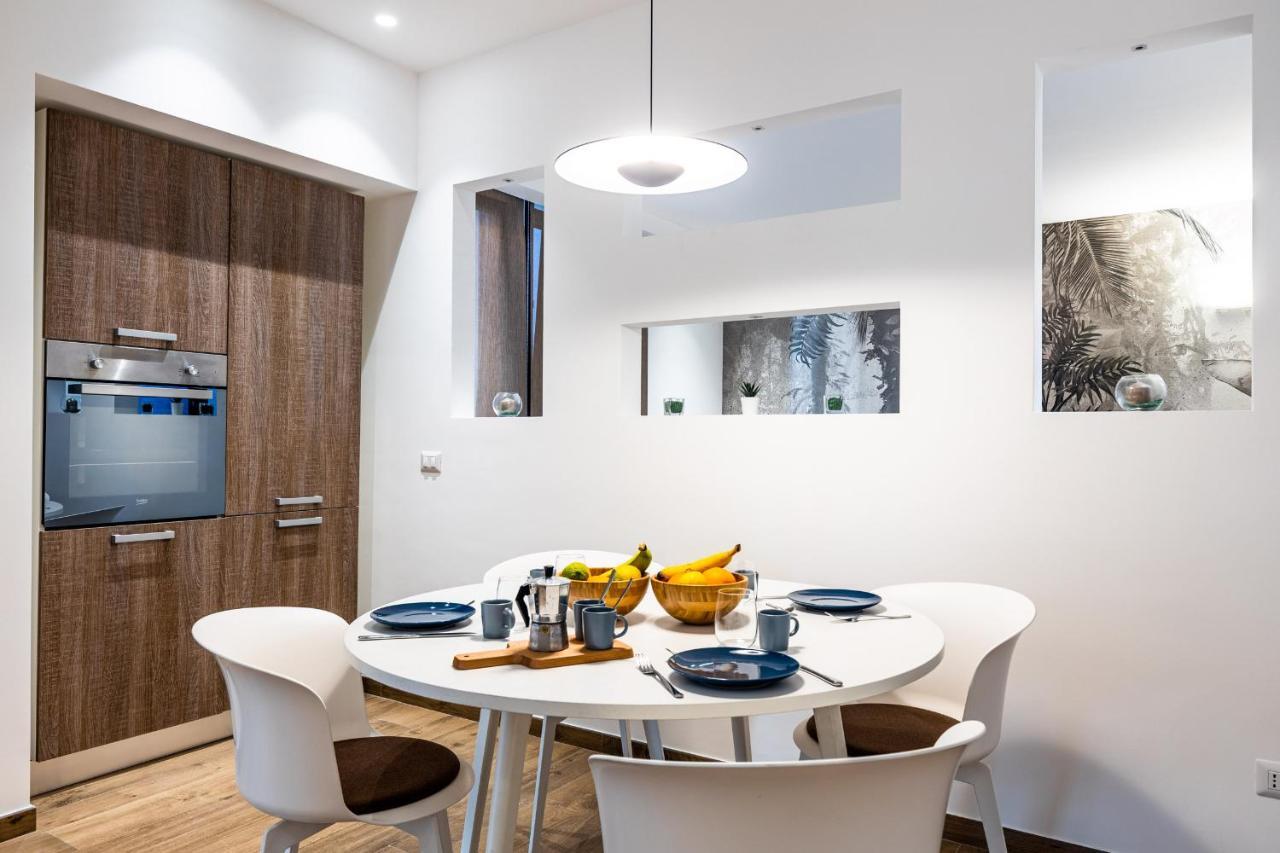 Solemar Sicilia - Palazzo Quaroni Apartment ปาแลร์โม ภายนอก รูปภาพ