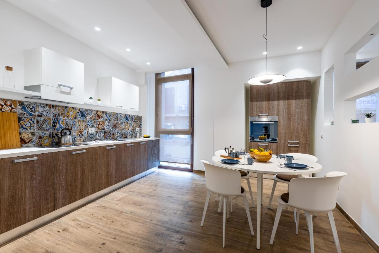 Solemar Sicilia - Palazzo Quaroni Apartment ปาแลร์โม ภายนอก รูปภาพ